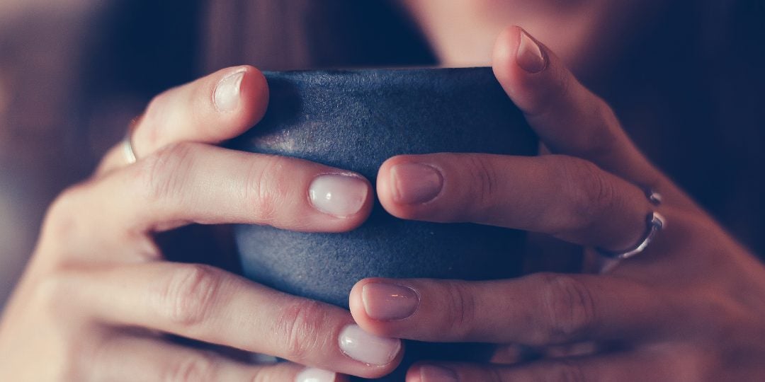 Mulher aproveitando os benefícios do chá